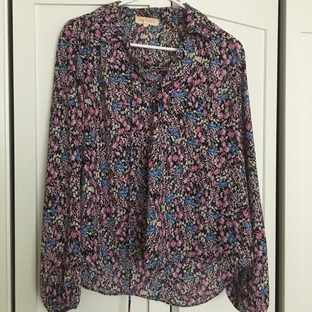 Long-sleeve collared blouse